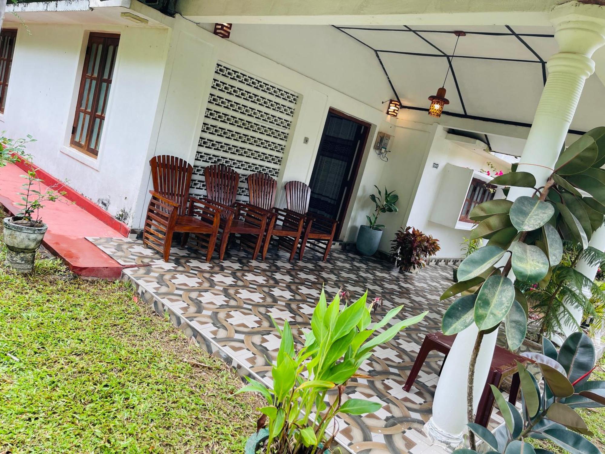 Hotel Charitha Rest Ampara Exterior foto
